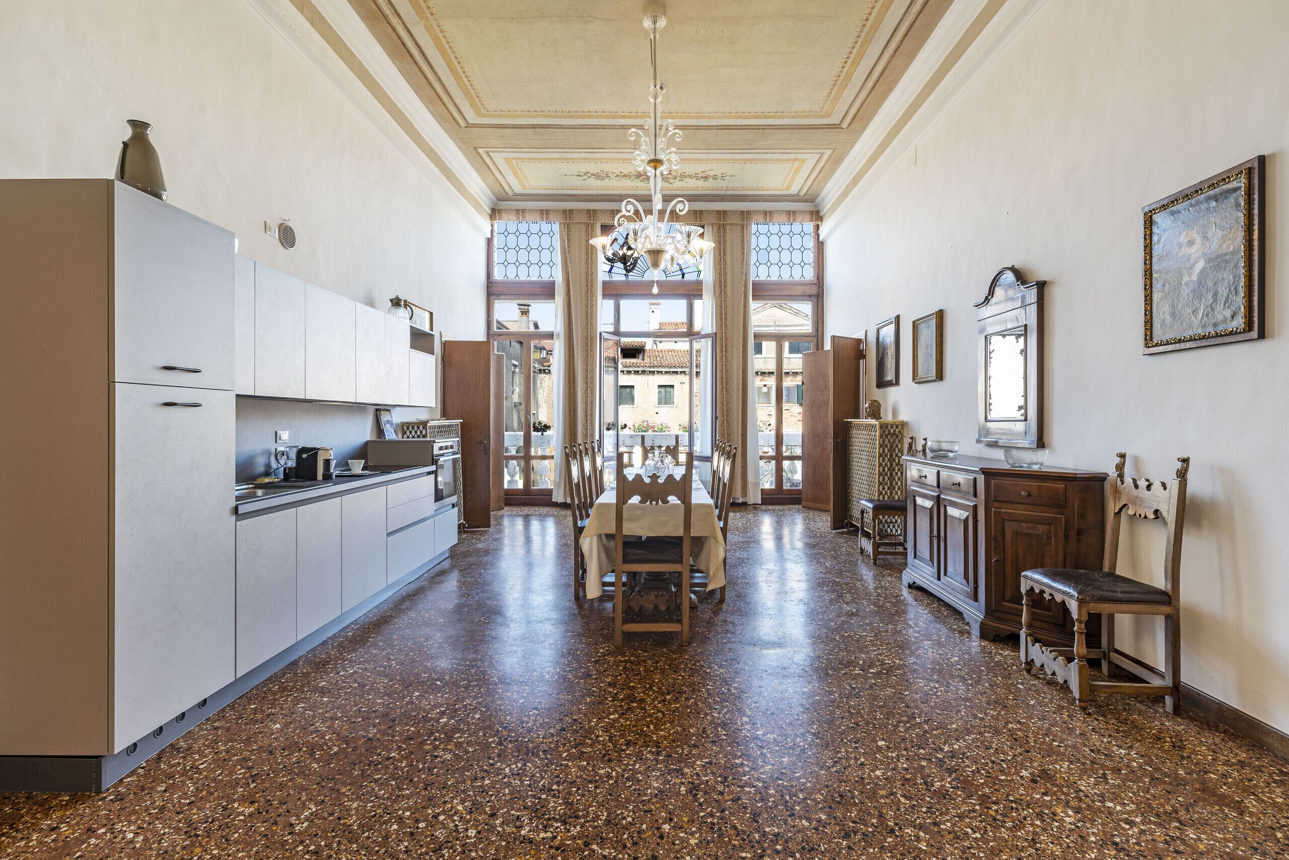 Kühlschrank, Mikrowelle, Ofen, Geschirrspüler