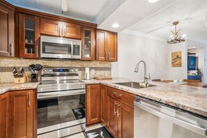 Geladeira, micro-ondas, cooktop, lava-louças