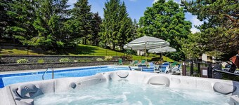Pinnacle B10 lovely 2 bedroom, 2 bath with shuttle to the slopes 7 days a week. The outdoor pool, hot tub, and, tennis courts are open during summer only.