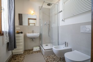 Dusche, Haartrockner, Bidet, Handtücher