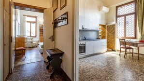 Une cuisine dotée de plans de travail en granit, d’une cuisinière et d’un coin repas avec une table et des chaises.