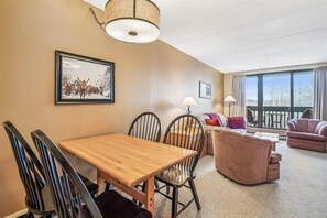 Interior - Pinnacle F06, convenient 1 bedroom, 1 bath. 7day Free Shuttle to the slopes (Killington)