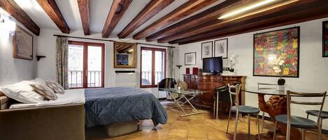 Fer et planche à repasser, Wi-Fi gratuit, draps fournis