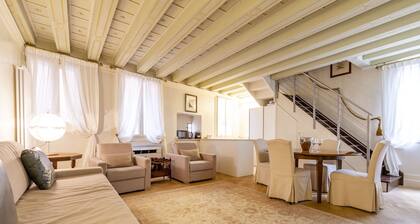 Gondola Luxury Apartment by Wonderful Italy