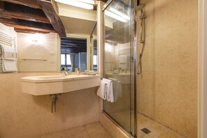 Dusche, Haartrockner, Handtücher
