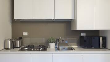 Jääkaappi, mikroaaltouuni, astianpesukone, vedenkeitin