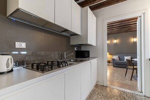 Fridge, microwave, dishwasher, electric kettle - Rialto Ca’ del Mercante by Wonderful Italy (Venecia)