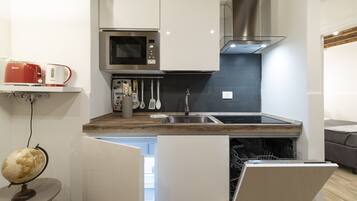 Refrigerador, microondas, lavavajillas y tetera eléctrica