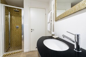 Dusche, Haartrockner, Handtücher