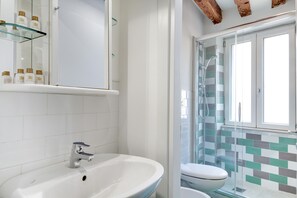 Douche, sèche-cheveux, bidet, serviettes fournies