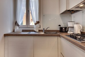 Jääkaappi, mikroaaltouuni, astianpesukone, vedenkeitin