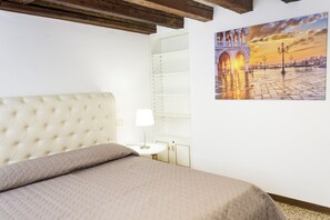 2 slaapkamers, een strijkplank/strijkijzer, gratis wifi, beddengoed
