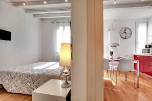 Tabla de planchar con plancha, wifi gratis y ropa de cama 