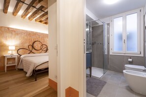 Dusj, hårføner, bidé og håndklær