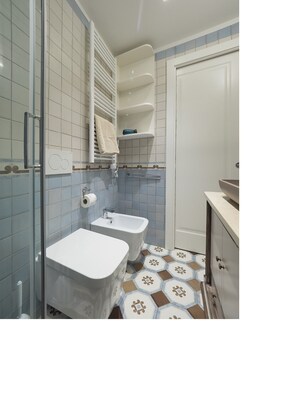 Een douche, een haardroger, handdoeken