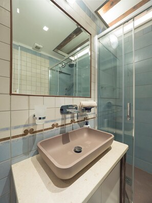 Regadera, secadora de cabello, bidet, toallas 