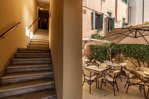 Outdoor dining - Residenza Centopietre by Wonderful Italy - Camera Chanel (Venecia)