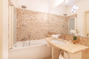 Dusche, Haartrockner, Handtücher, Seife