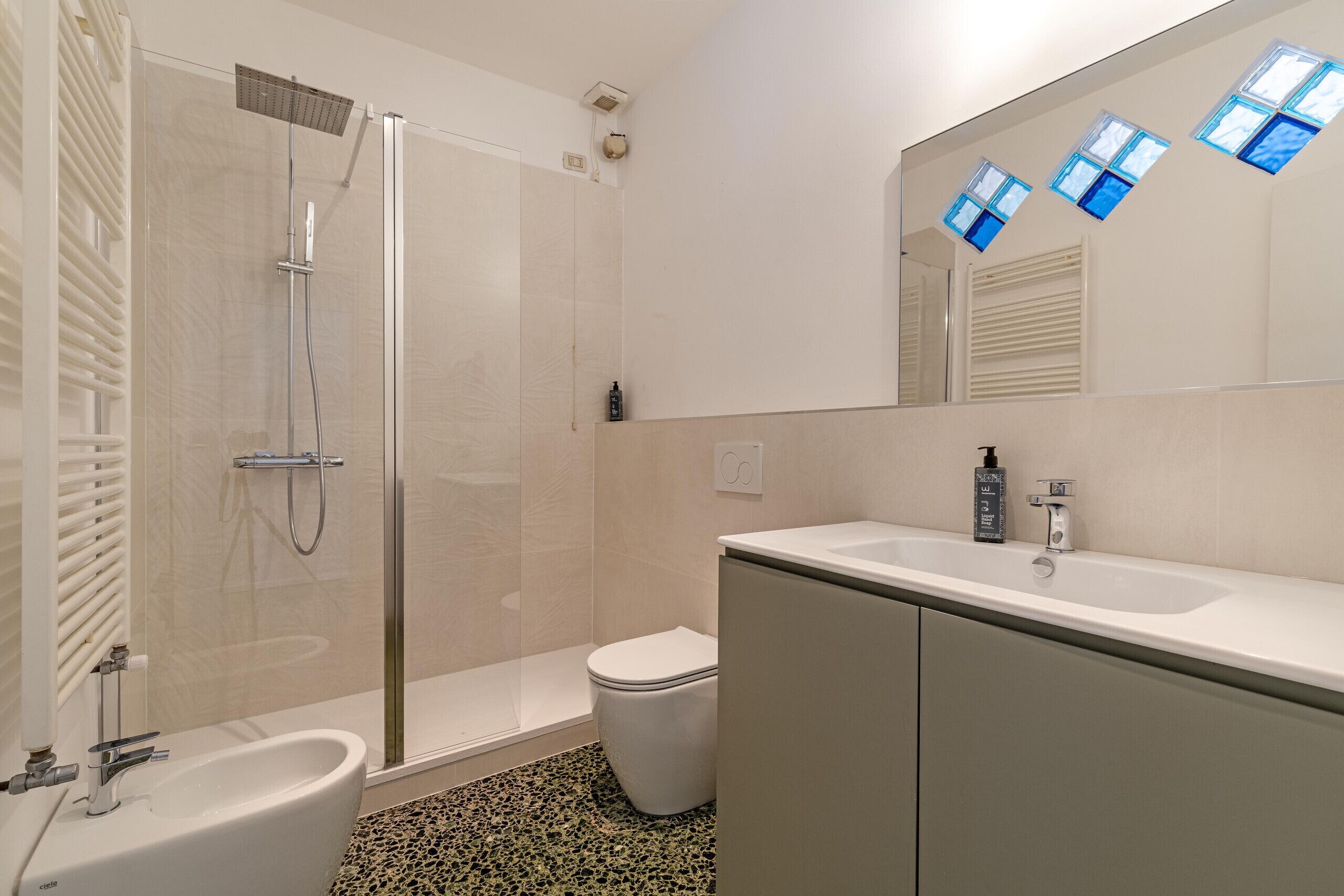 Haartrockner, Bidet, Handtücher, Seife