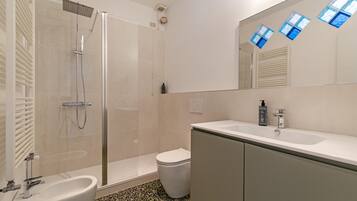 Haartrockner, Bidet, Handtücher, Seife