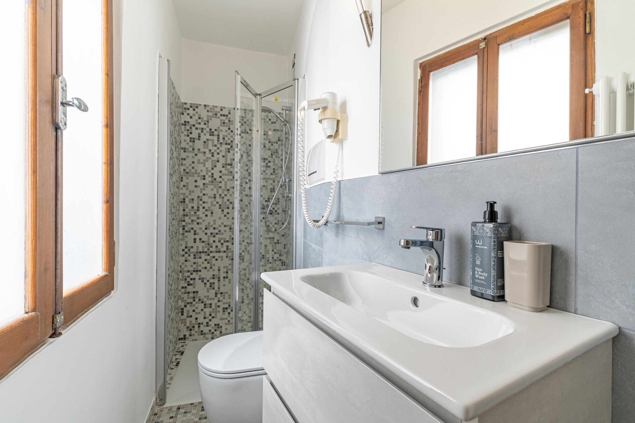 Een douche, een haardroger, een bidet, handdoeken