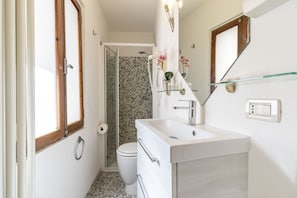 Dusche, Haartrockner, HandtĂŒcher
