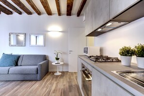 Kühlschrank, Mikrowelle, Ofen, Geschirrspüler