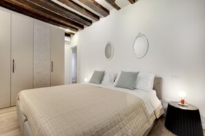 1 quarto, cofres nos quartos, ferros/tábuas de passar roupa