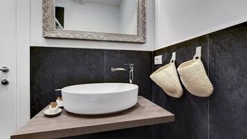 Regadera, secadora de cabello, toallas