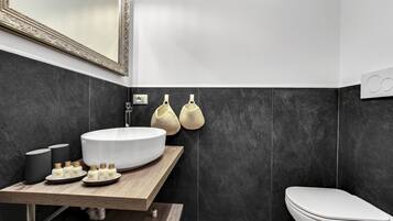 Dusj, hårføner, håndklær og såpe