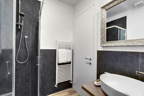 Bruser, hårtørrer, bidet, håndklæder