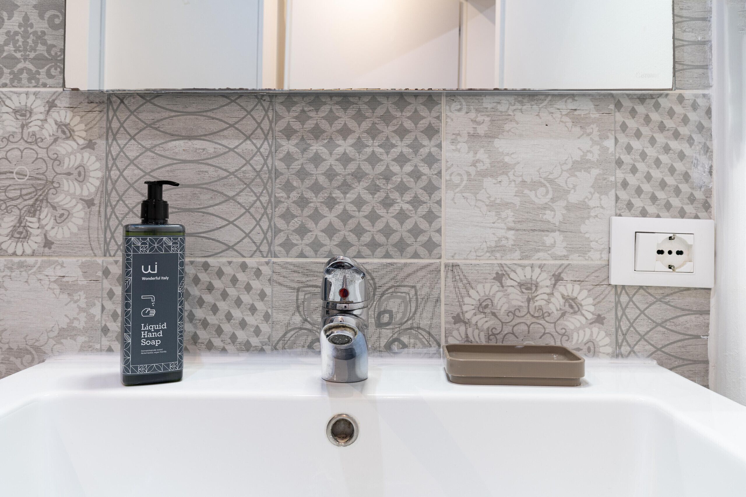 Douche, sèche-cheveux, bidet, serviettes fournies