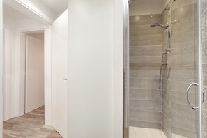 Douche, sèche-cheveux, serviettes fournies, savon