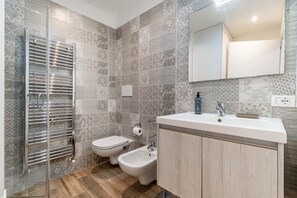 Bruser, hårtørrer, bidet, håndklæder