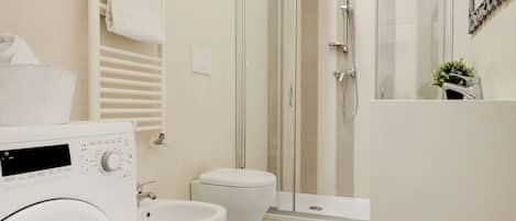 Dusche, Haartrockner, Bidet, Handtücher