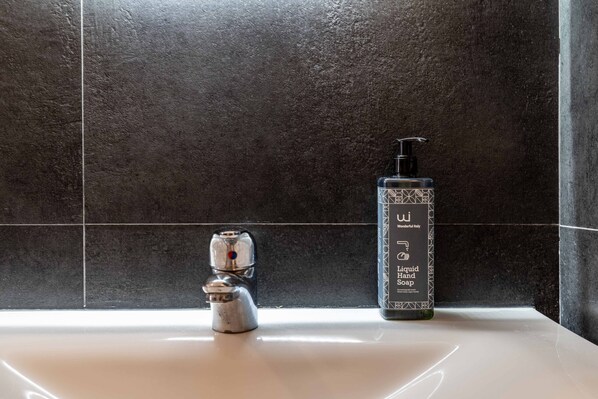 Shower, hair dryer, bidet, towels - Colleoni Vacation Flat by Wonderful Italy (Venecia)