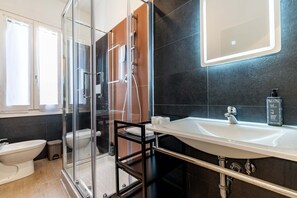 Shower, hair dryer, bidet, towels - Colleoni Vacation Flat by Wonderful Italy (Venecia)
