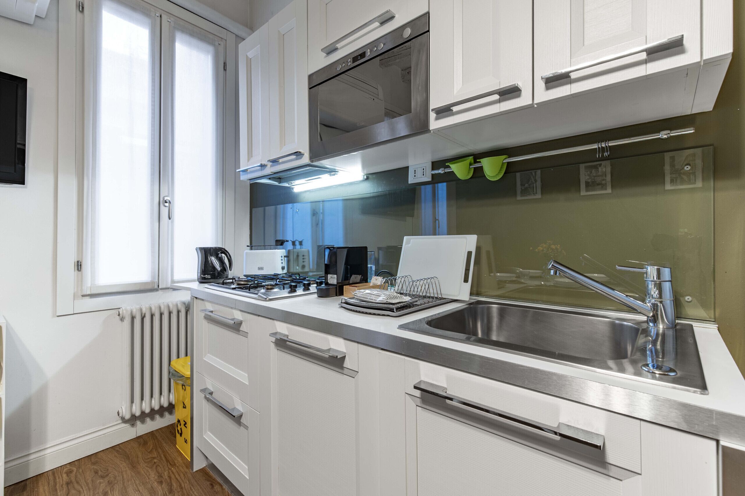 Kjøleskap, mikrobølgeovn, oppvaskmaskin og vannkoker