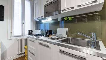 Kjøleskap, mikrobølgeovn, oppvaskmaskin og vannkoker