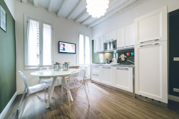 Kylskåp, mikrovågsugn, diskmaskin och vattenkokare