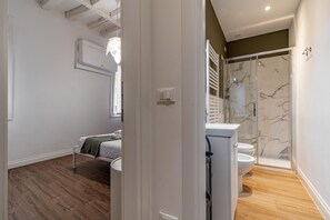 Dusj, hårføner, bidé og håndklær