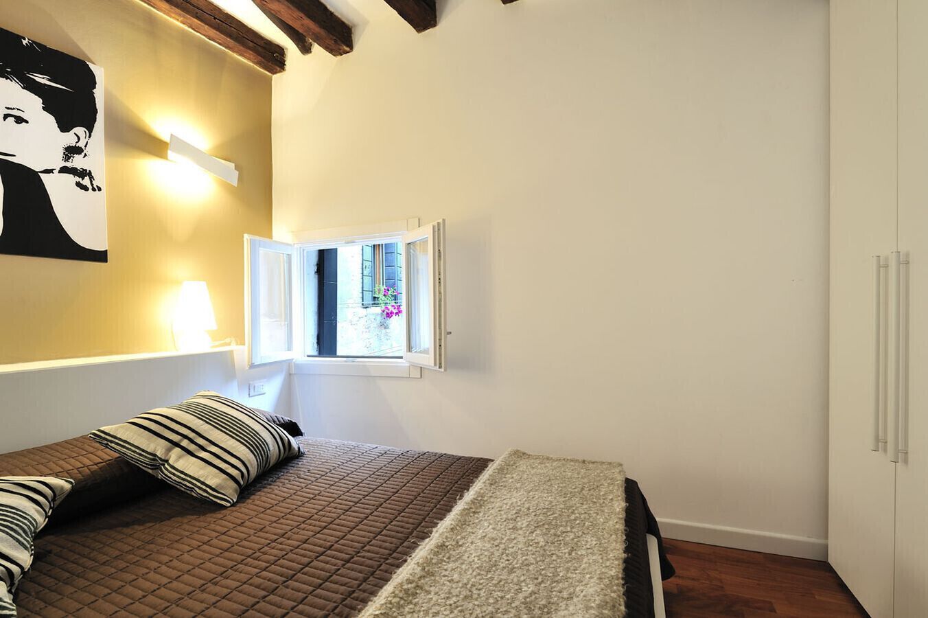 2 slaapkamers, een strijkplank/strijkijzer, gratis wifi, beddengoed