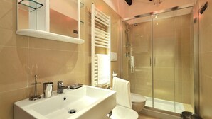 Ein modernes Badezimmer mit einem großen Waschbecken, einer Toilette und einer Duschkabine.