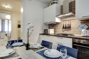 Kjøleskap, mikrobølgeovn, ovn og oppvaskmaskin