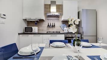 Kühlschrank, Mikrowelle, Ofen, Geschirrspüler