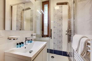 Dusche, Haartrockner, HandtĂŒcher
