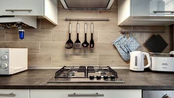 Kühlschrank, Mikrowelle, Ofen, Geschirrspüler