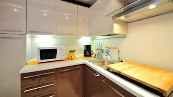 Refrigerador, microondas, lavavajillas y tetera eléctrica