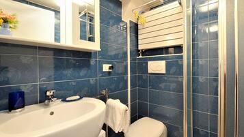 Regadera, toallas, jabón, shampoo