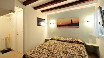 1 habitación, tabla de planchar con plancha, wifi gratis y ropa de cama